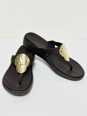 Crocs Sanrah Liquid Metallic Wedge Flip Flop Sandals Brown Gold Women’s Size 8